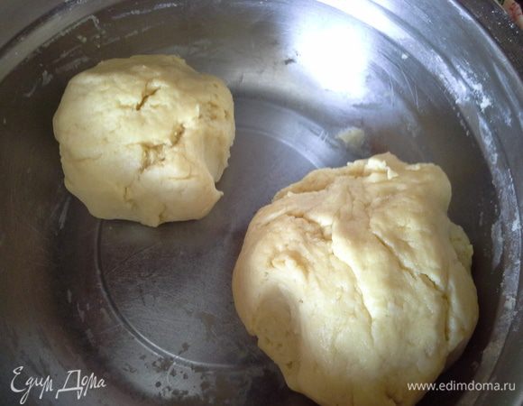 Замешать тесто, оно должно слепиться в комок и получится мягким (муку написала примерно, если что, добавляйте по 1 ст. л.), разделить на две части.
Накрыть полотенцем.
Ингредиенты на форму 22-24, если на 26, то сливочного масла берется уже 180 гр, сметану прибавить на 2 ложки, муки тоже больше.