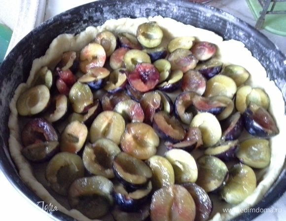 Форма разъемная, на дно - пергамент, сливы, крахмал и сахар.