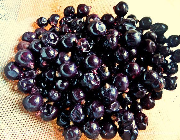 Смородина подходит сочная, переспелая. Моем, даём стечь.