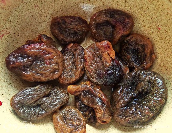 Слить воду и отжать курагу.