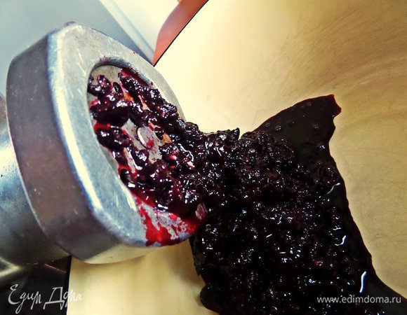 Смородину пропускаем партиями через мясорубку. Можно и блендером воспользоваться.