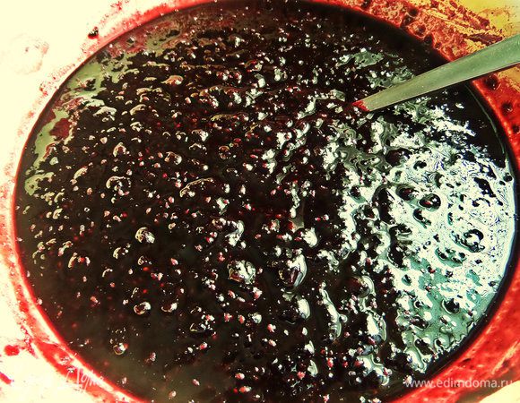 Даём постоять в ёмкости, иногда опять перемешиваем до растворения сахара.