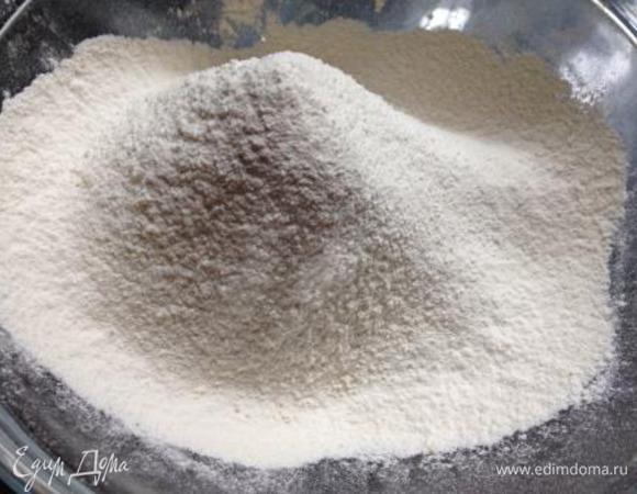 Просеять муку, добавить соль и разрыхлитель.