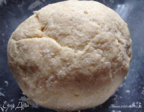 Добавить яйцо, сахар, сметану и замесить тесто.
Скатать его в шар и убрать в холодильник на то время, пока делаем крем.