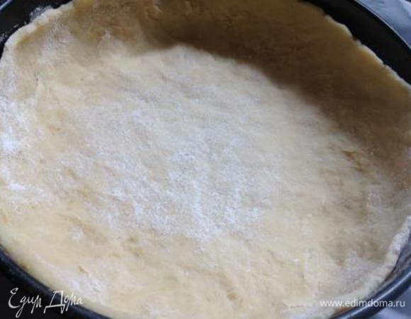 Тесто разделить на 2 части - 1/3 и 2/3.
Большую часть распределить по дну выложенной пергаментом формы и сформировать бортики.