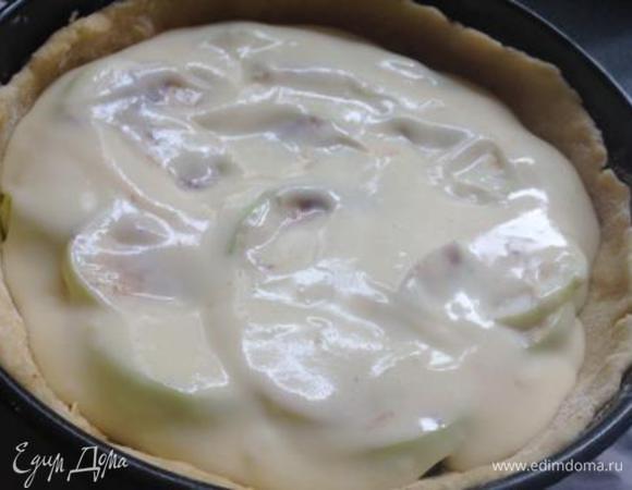 Сверху залить горячим заварным кремом.