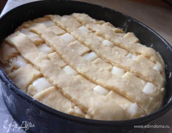 Оставшееся тесто раскатать, нарезать на полоски и уложить на пирог в виде сеточки.