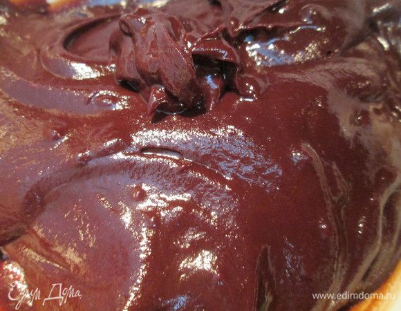 Шоколад разогреваем на водяной бане и аккуратно вливаем в него кипяченые теплые сливки, прогреваем и снимаем с огня. 
Убираем для охлаждения в холодильник минимум на 20-30 минут.