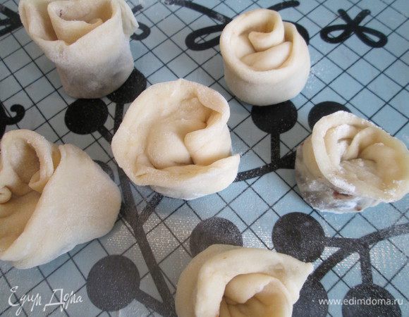 Раскатываем тесто, делаем кружочки.
Густую охлажденную начинку кладем на кружки теста и защипываем как пельмени. Можно, как я, в виде розочек. 