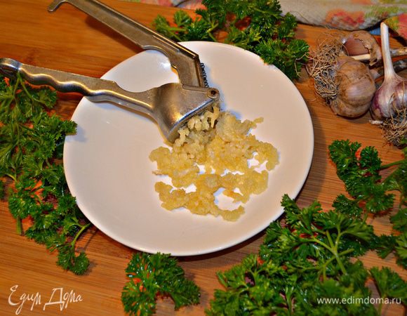 Мелко порубить зелень. Чеснок пропустить через чесночницу и перемешать с зеленью.
