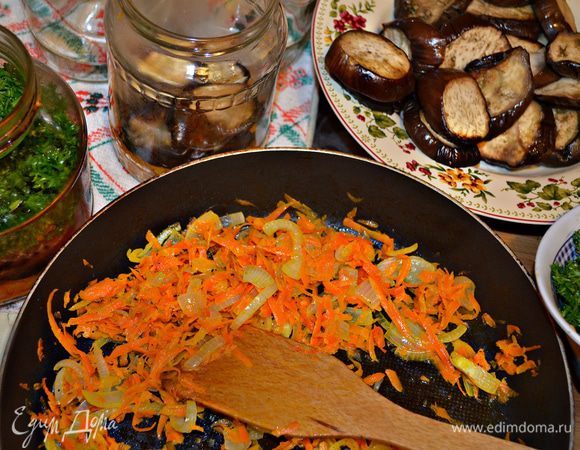 В стерилизованную банку на дно уложить слой моркови с луком, потом слой баклажанов и залить маринадом. Далее уложить слой из зелени с чесноком, снова лук с морковкой, баклажаны, маринад, зелень. И так до верха банки. Последний слой должен быть из маринада.


