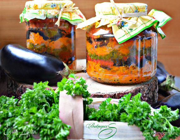 Закрутить банки простерилизованными крышками, перевернуть, укутать и оставить до остывания. Остывшие банки убрать на хранение в прохладное место (холодильник, погреб, подвал или на балкон). Уверена, что эта вкусная и яркая закуска из овощей порадует вас и вашу семью в холодное время года, напомнив о прекрасной осени!