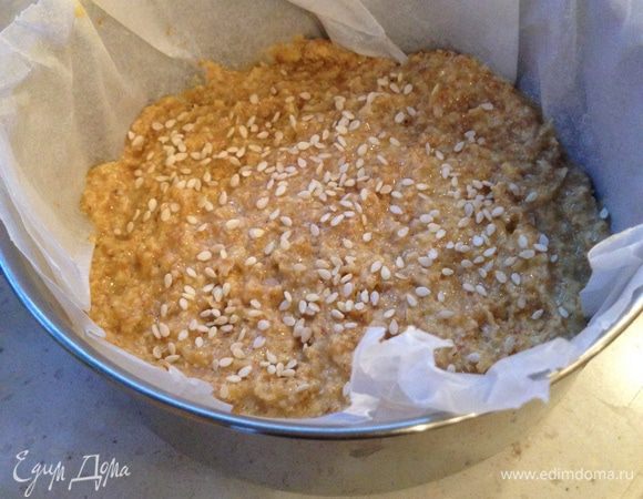 Берем форму под булочку (если не силиконовая, тогда лучше застелить пекарской бумагой) и выкладываем в нее тесто. Сверху посыпаем кунжутом.