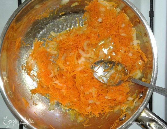Лук мелко нарезаем, морковь трем на мелкой терке и все пассеруем на сковороде на растительном масле.
