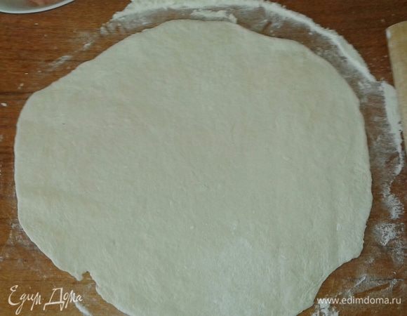 Тем временем раскатываем тонко наше пельменное тесто.