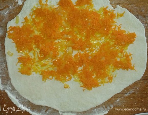 Выкладываем на него часть обжаренной овощной смеси из лука и моркови.