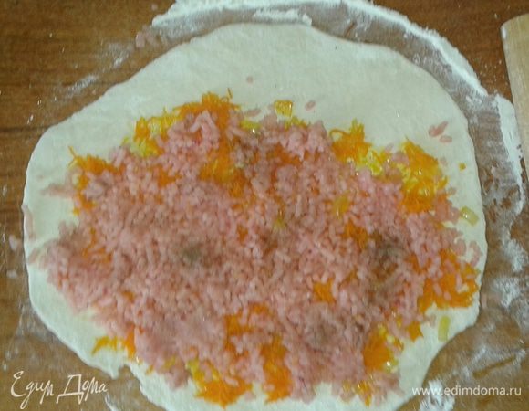 Фарш солим и перчим по вкусу. И выкладываем его на тесто следующим слоем.