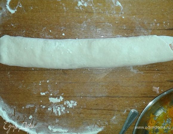 Далее скручиваем плотненький рулет из нашего теста. Старайтесь поплотнее, чтобы при резке не вывалилась начинка.