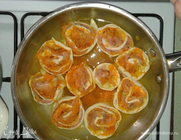 Затем нарезаем наш рулетик кусочками примерно 6 см шириной и аккуратно, прищипывая снизу, тем самым создавая форму розочек, выкладываем на сковороду в оставшиеся овощи. Наливаем немножко воды и тушим до готовности примерно 30-40 мин.