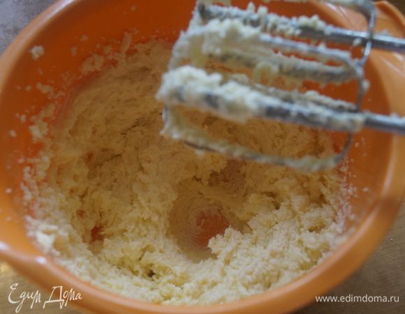 Начнем с того, что нужно взвесить яйца в скорлупе. У меня получилось 242 г, поэтому и других продуктов я взяла ровно столько же. Напоминаю еще раз, что здесь без весов не обойтись. Ингредиенты для пирога нужно брать только комнатной температуры.
Размягченное масло нужно взбить с сахаром и щепоткой соли в пышную массу, на это уйдет минут 5-10.