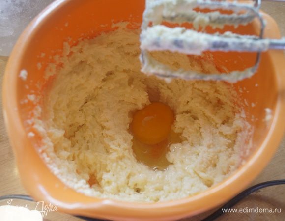 Затем во взбитое масло нужно добавить яйца по одному, каждый раз хорошо взбивая.