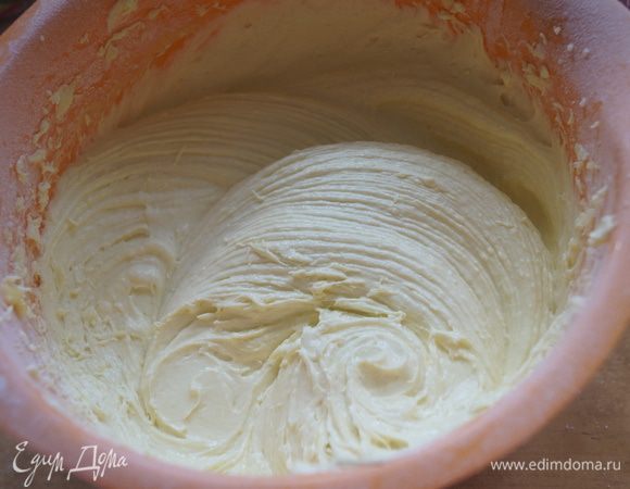 Всыпать постепенно всю муку, смешанную с разрыхлителем, взбивая каждый раз. Должно получиться тесто, похожее на густую сметану.