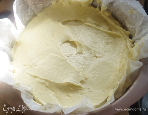 Выложить поверх оставшееся тесто, разровнять и поставить выпекать в духовку, разогретую до 180 гр, примерно на 50 минут (время выпекания зависит от отдельно взятой духовки).