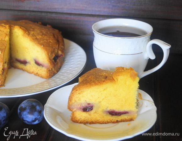 Готовый пирог достать из формы и остудить на решетке. Можно посыпать сахарной пудрой. Затем нарезать на кусочки и можно подать к столу. Приятного чаепития!