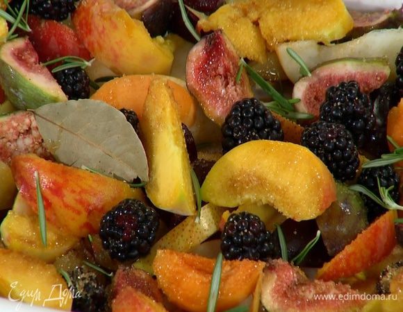 Все фрукты и ягоды выложить в жаропрочную керамическую форму, добавить лавровый лист, полить все бренди, посыпать сахаром и листьями розмарина, сбрызнуть ванильным экстрактом.