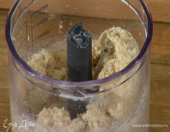 Предварительно охлажденное сливочное масло порезать небольшими кусочками, выложить к орехам, всыпать муку, сахар, соль и все взбить.