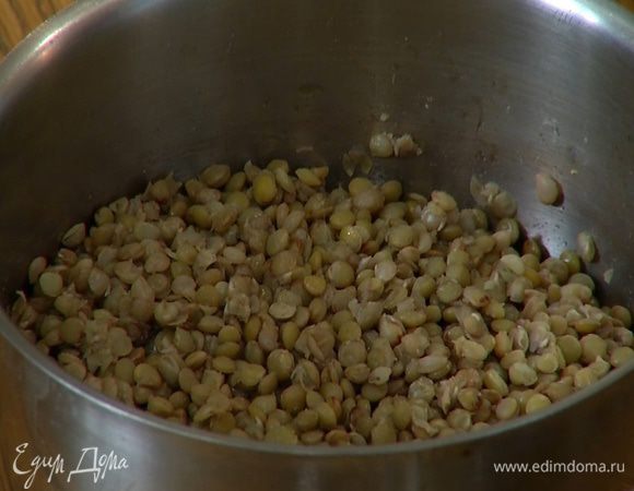 Чечевицу отварить согласно инструкции на упаковке, добавив помидор, стебель сельдерея, зубчик чеснока, розмарин, шалфей и лавровый лист, затем овощи и травы вынуть.