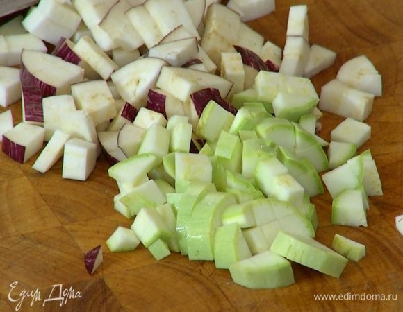 Баклажан и кабачок нарезать небольшими кубиками.