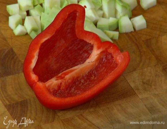 Сладкий перец, удалив плодоножку и семена, нарезать небольшими кубиками.