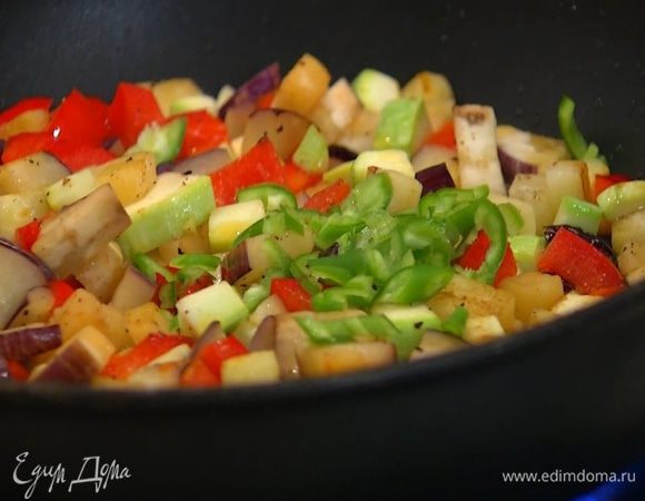 Разогреть в сковороде оливковое масло и слегка обжарить баклажан, затем добавить кабачок и сладкий перец, перемешать, посолить, поперчить и обжаривать 3–5 минут. Когда овощи будут практически готовы, выложить в сковороду перец чили, все перемешать и обжарить еще немного.