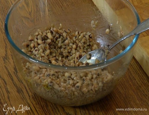 В глубокой салатнице соединить чечевицу, фасоль и полбу, влить оливковое масло Extra Virgin, соевый соус, бальзамический уксус, посолить, поперчить и перемешать.