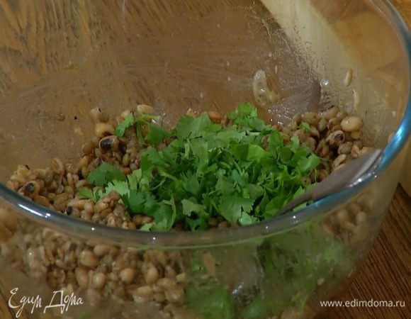 Кинзу крупно порезать и перемешать с чечевицей, фасолью и полбой.