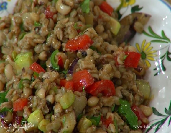 Добавить в салат обжаренные овощи и все перемешать.
