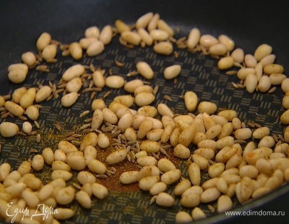 Кедровые орехи, зиру и карри подсушить на разогретой сковороде.