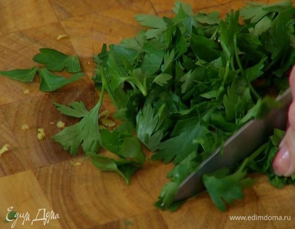Петрушку порезать не слишком мелко.