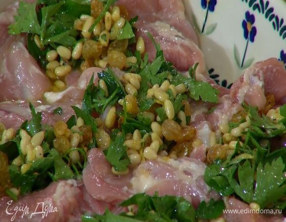 Небольшую керамическую жаропрочную форму смазать оливковым маслом, уложить филе бедрышек, сверху на них поместить начинку.