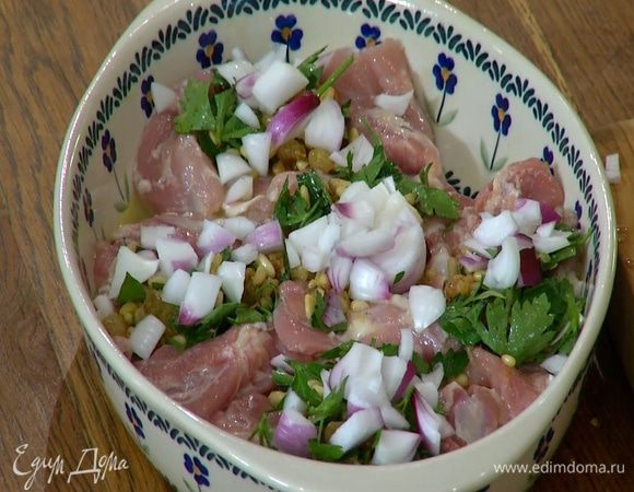 Лук порезать небольшими кусочками и выложить поверх начинки.