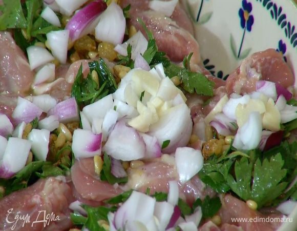 Чеснок мелко порубить и посыпать начинку.