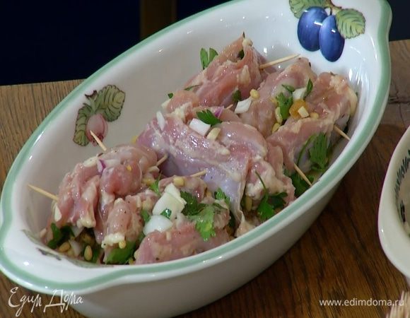 Соединить края филе и скрепить их зубочистками.