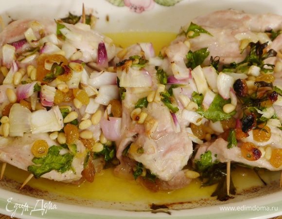 Запекать курицу в разогретой духовке 25–30 минут.