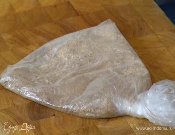 Печенье измельчить в мелкую крошку.