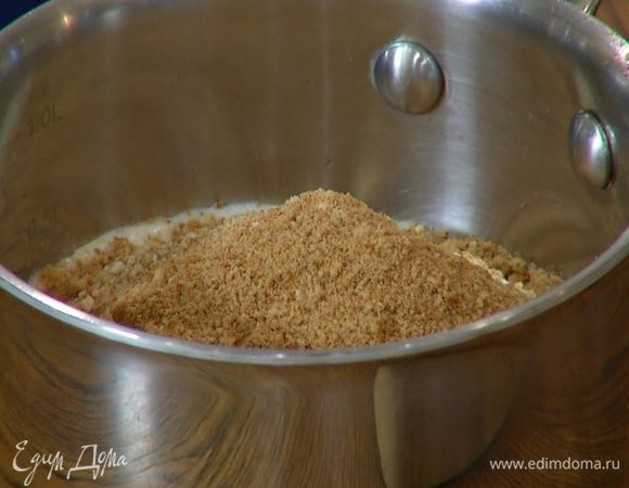 Измельченное печенье высыпать в кастрюлю с растопленным маслом и перемешать.