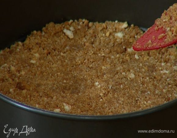 Выложить полученную массу в небольшую разъемную форму для выпечки, равномерно распределить по дну и утрамбовать.