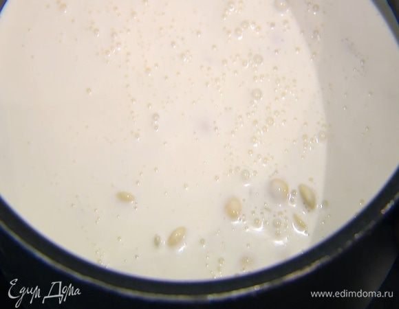 Сливки влить в небольшую кастрюлю, добавить белый шоколад и растопить все на медленном огне.