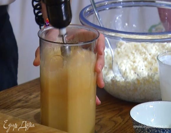 Яйца соединить с ванильным экстрактом и взбить погружным блендером с насадкой-венчиком в пышную массу, затем добавить сахар и еще раз взбить.