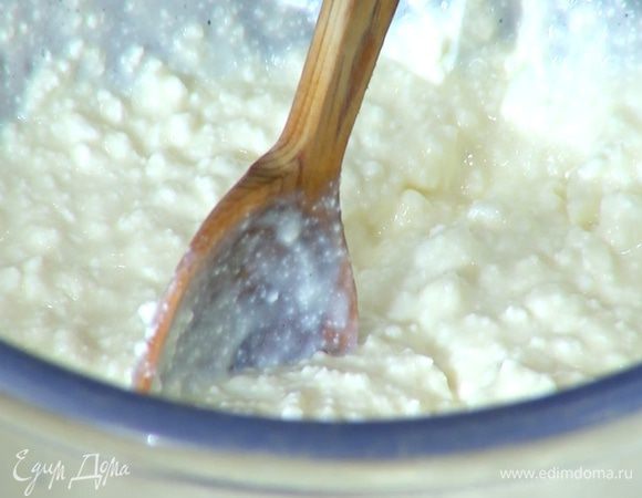 Творог выложить в глубокую посуду и размять вилкой, затем влить растопленный шоколад со сливками и все вымешать.